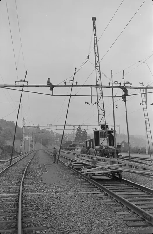 Auswechseln eines Fahrleitungsjochs in Küssnacht am Rigi (25.10.1951)