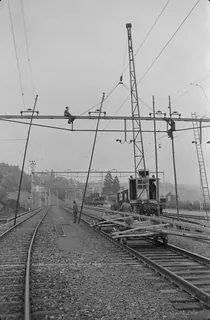 Auswechseln eines Fahrleitungsjochs in Küssnacht am Rigi (25.10.1951)