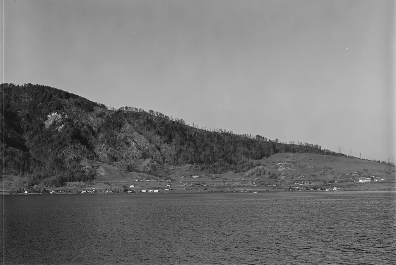 Küssnacht SZ, northeast view of Rigi with Rigi north ridge, in the foreground Ober Immensee and Lake Zug (21.04.1993)