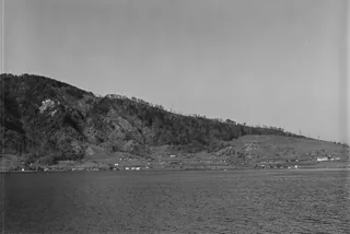 Küssnacht SZ, northeast view of Rigi with Rigi north ridge, in the foreground Ober Immensee and Lake Zug (21.04.1993)