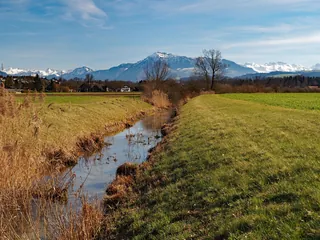 Binnenkanal (Lorze) bei Unerhünenberg mit Alpen (2023-03-16)