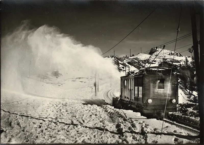 Rigi, snow clearing with locomotive no. 8 with spinning attachment (ca. 1930)