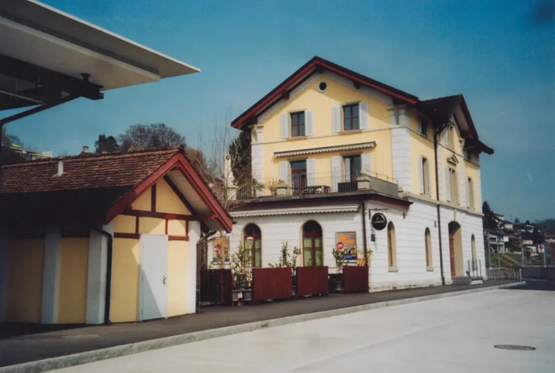 Küssnacht am Rigi , Stationsgebäude, Strassenseite (2012)