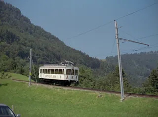 Kanton SZ, Arth, Arth-Goldau : Rigi railcar BDhe 2/4 7 on special trip for the Schwingertag on the Rigi, drive and bogie of the BDeh 2/4 7 of the Rigi-Bahn at the station ; protective line SBB Steinen-Schwyz at Km 15.770 ; Railcar BDeh 2/4 6 on the uphill run at 10:15 at Sonnenrain (Goldau) ; Railcar BDeh 2/4 13 and Bt 23 on the downhill run at 10:30 ; Vitznau-Rigi-Bahn Beh 4/4 22 and Bt 32 at Sonnenrain, downhill run at 10:32 ; Railcar BDeh 2/4 7 at 10:48 downhill run ; 11:00 uphill run of BDeh 2/4 7 ; Railcar BDeh 2/4 11 at 11.03 o'clock ; BDeh 2/4 6 in Kräbel at 11:43 on downhill ; railcar BDeh 2/4 6, a bar built in on the uphill side (13.07.2003)