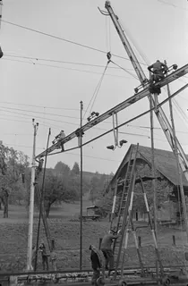 Auswechseln eines Fahrleitungsjochs in Küssnacht am Rigi (25.10.1951)