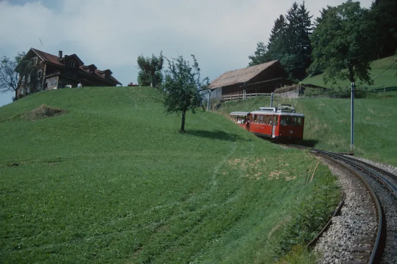 Grubisbalm (LU), VRB railcar Bhe 2/4 4 below the VRB stop Grubisbalm (Rigi-Bahn) (8/1994)