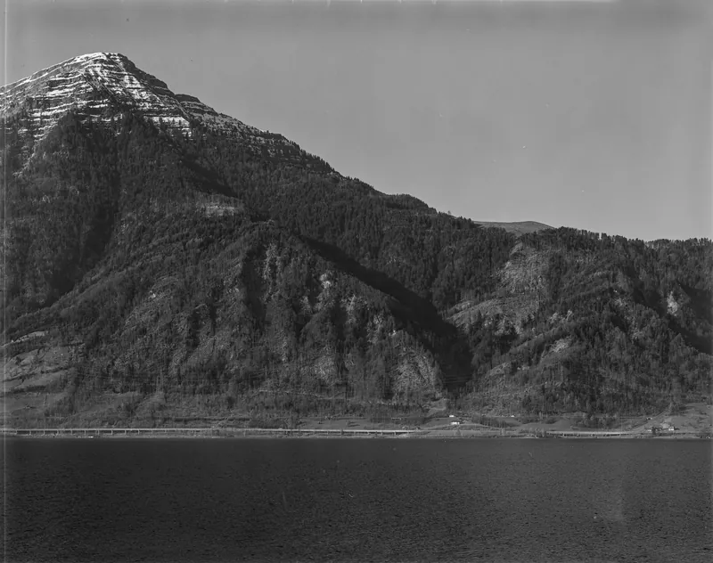 Küssnacht SZ, northeast view of Rigi with Rigi north ridge, in the foreground Ober Immensee and Lake Zug (21.04.1993)
