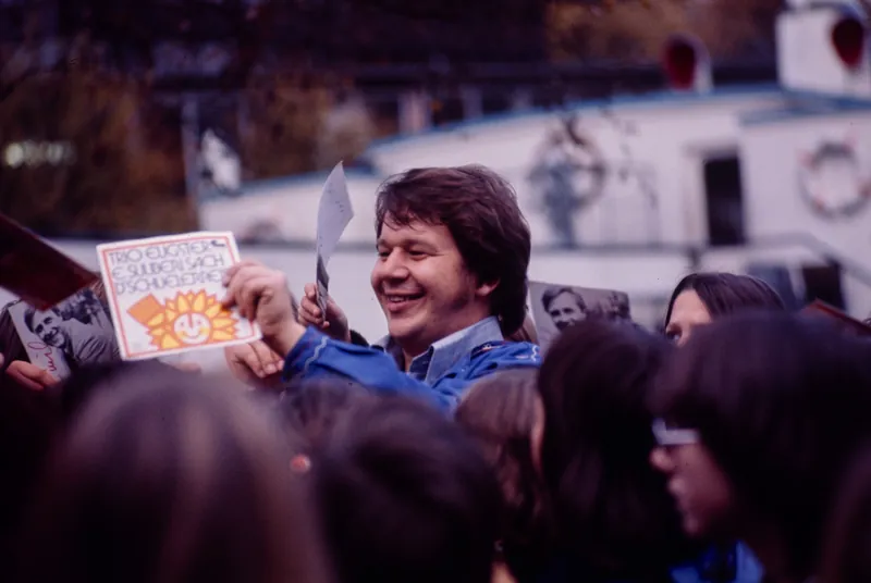 Lucerne, Party at the Swiss Museum of Transport, "Think of Me" radio campaign, Guido Eugster surrounded in front of the DS Rigi (02.11.1974)