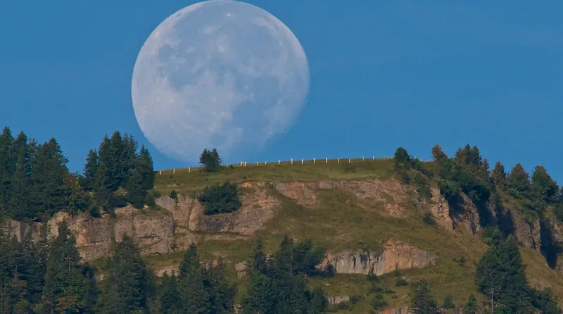 Moonset Over The Mountains (22 September 2013, 12:49:30 (UTC))