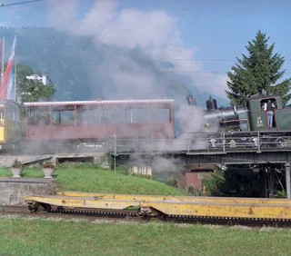 Goldau Bhf : Steam locomotive H 2/3 17 RB at 09:45, the last preparations for the Rigi-Kulm trip with 3 pre-carriages, departure 10:16 ; forerunner shuttle train Be 4/4 15 with Bt 36 (16.08.2000)